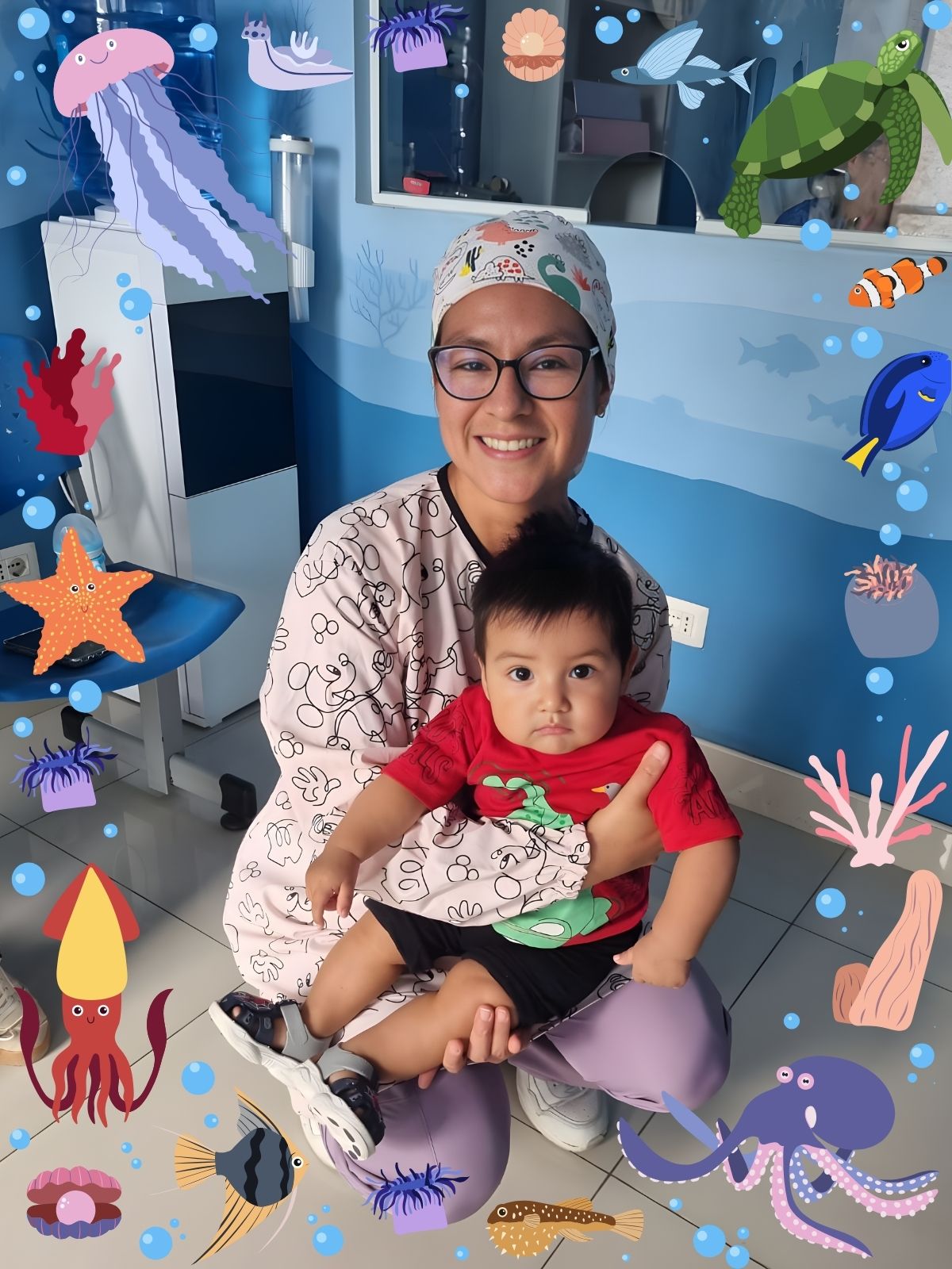Doctora odontopediatra Sea Smile Kids con bebé paciente en clínica dental marina Carabayllo